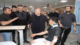 Vali Hatipoğlu midibüsün devrildiği kazada yaralıları ziyaret etti