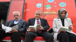 Vali Hatipoğlu önce okudu, sonra vatandaşlara hediye etti
