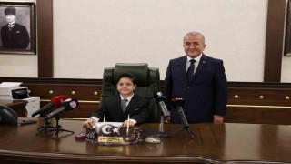 Vali koltuğuna oturan minik Mustafanın ilk talimatı emniyet müdürüne oldu