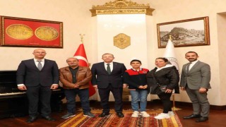Vali Polat, şampiyonu makamında ağırladı