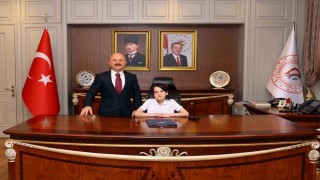 Vali Varol, koltuğu Defne Laraya devretti