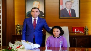 Valinin makam koltuğuna temsili 6. sınıf öğrencisi oturdu
