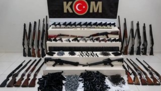 Vanda 13 adreste çok sayıda silah ve mühimmat ele geçirildi