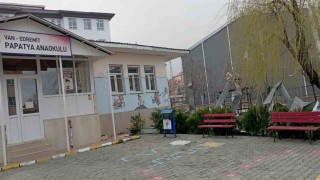 Vanda fırtına çatıları uçurdu, ağaçları ve direkleri devirdi