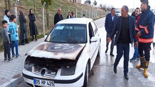 Vanda seyir halindeki otomobilin motoru yandı