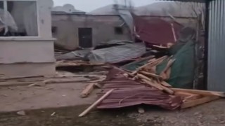 Vanda şiddetli rüzgar çatıları uçurdu