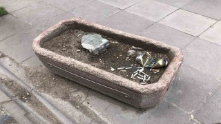 Vatandaşlar ceza ödememek için çözümü saksıda buldu