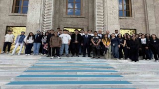 Vekil Koç, Ardahandan gelen öğrencilerle TBMMde buluştu