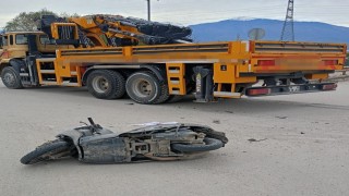 Vinç ile çarpışan motosiklet sürücüsü yaralandı