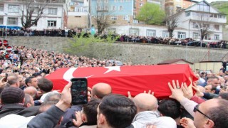 Volkan Konakın cenazesi namazın kılınacağı alana alkışlarla getirildi