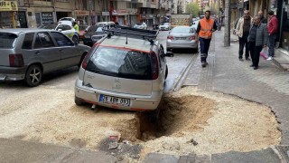 Yağışın etkisiyle çöken zeminde park halinde olan otomobil çukura düştü