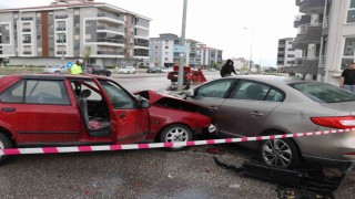 Yağışlı hava ve sürat, kazayı beraberinde getirdi: 1i ağır 8 yaralı