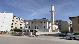 Yaklaşık 10 yıl önce yapımına başlanan cami bitirilemedi