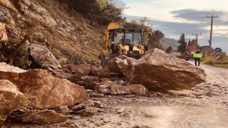 Yalova-Armutlu yolunda toprak kayması