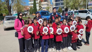 Yalovada sokak kedilerini harçlıklarıyla besliyorlar