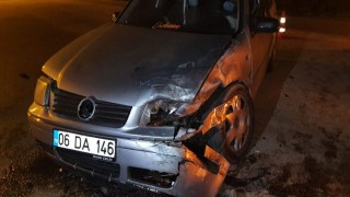 Yalvaçta kafa kafaya çarpışan iki araçta 3 kişi yaralandı