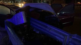 Yanan otomobilde sıkışan sürücüyü itfaiye kurtardı