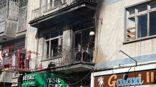 Yangında mahsur kalanların, vatandaşların açtığı battaniyeye atlayarak kurtulduğu anlar kamerada