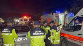 Yaralı sürücü özel eşyası için ambulanstan indi