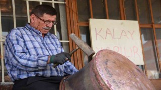 Yarım asırdan fazla süredir çekiciyle bakıra şekil veriyor