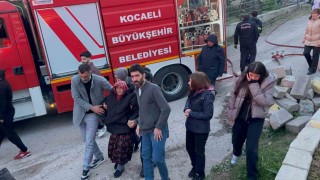 Yaşlı kadın alevlerin arasından son anda kurtarıldı