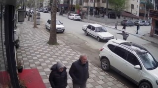 Yayaya otomobilin çarpma anı kameraya yansıdı