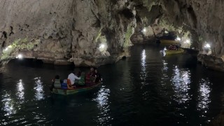 Yerin 80 metre altındaki gölde kayık keyfi