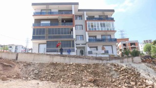 Yıkılmayla karşı karşıya kalan binaya kaya ve topraklı önlem