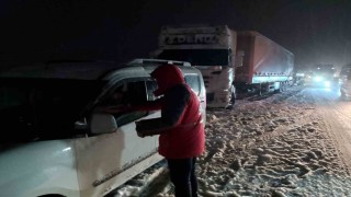Yoğun kar nedeniyle yolda kalanlara Kızılaydan destek