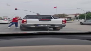 Yol kavgasında yaşlı adamı yumrukladı