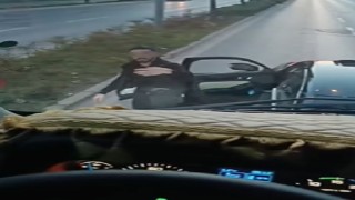 Yol ortasında aracından indi, arkasındaki araca saldırdı