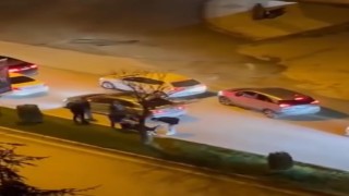 Yol verme tartışmasında trafikte araçlarını durdurup kavga ettiler