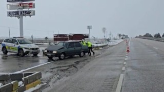Yolda kalan sürücülerin imdadına trafik polisleri yetişti