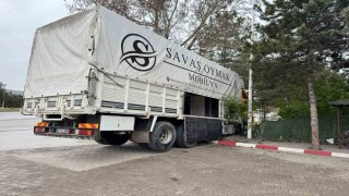 Yoldan çıkan kamyon duvarda asılı kaldı