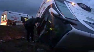 Yoldan çıkan otobüs tarlaya uçtu: 2 ölü, 25 yaralı