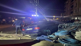 Yoldan çıkan otomobil elektrik direğine çarptı