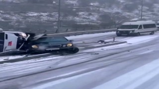 Yollar buz pistine döndü, minibüs devrildi, otomobil refüje çıktı