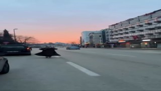 Yolun ortasında otomobili görenler şaştı kaldı