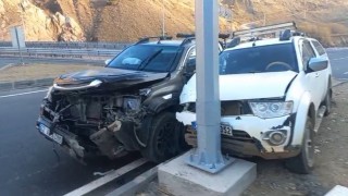 Yüksekova-Van karayolunda kaza: 3 yaralı