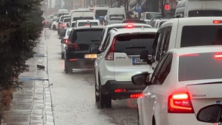 Yüksekovada aniden bastıran sağanak caddeleri göle çevirdi