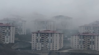 Yüksekovada binaların üzerini kaplayan yağmur bulutları kamerada