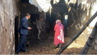Yüksekovada çıkan yangında bir ev küle döndü