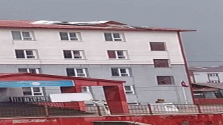 Yüksekovada fırtına okulun çatısını uçurdu