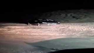 Yüksekovada sel sularında mahsur kalan sürücüyü belediye ekipleri kurtardı