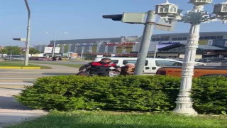 Yürümekte zorlanan yaşlı kadına yunus polisinden yardım eli