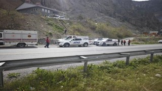 Zap Suyunun debisi yükselince mahsur kalan 4 kişi kurtarıldı
