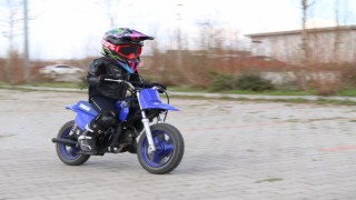 Zayna rakip Eskişehirden çıktı: 3 yaşındaki Atakan motosikletiyle pistlerin tozunu attırıyor