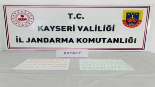 Zehir tacirleri jandarmadan kaçamadı