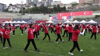 Zonguldakta 630 öğrenci ve öğretmen zeybek oynadı