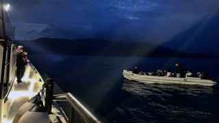12 düzensiz göçmen kurtarıldı, bir göçmen kaçakçısı yakalandı
